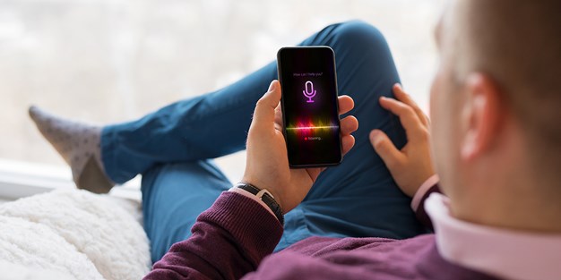 En person som använder en chatbot i en smartphone. Foto