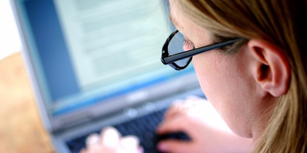 A person using a computer. Photo.