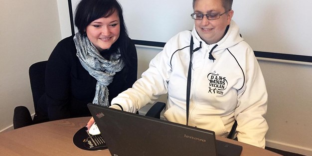 Testledare Moa Glantz och en testperson vid ett användartest. Foto