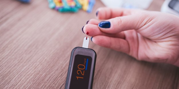 En diabetessjuk person som testar sitt blodvärde. Foto
