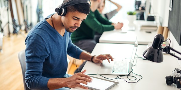 A person using a computer. Photo.
