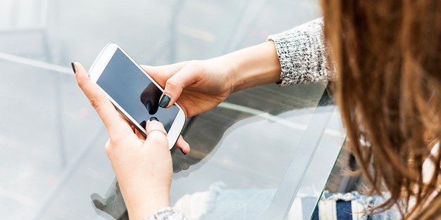En person som använder en smartphone. Foto