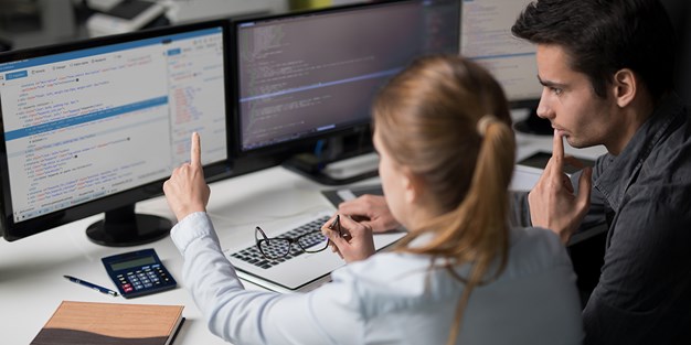 Webbutvecklare i arbete. Foto