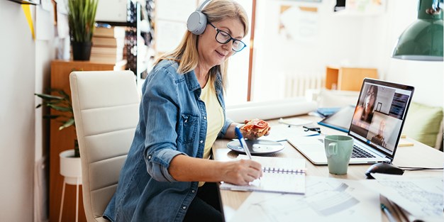A person working at an office, photo.