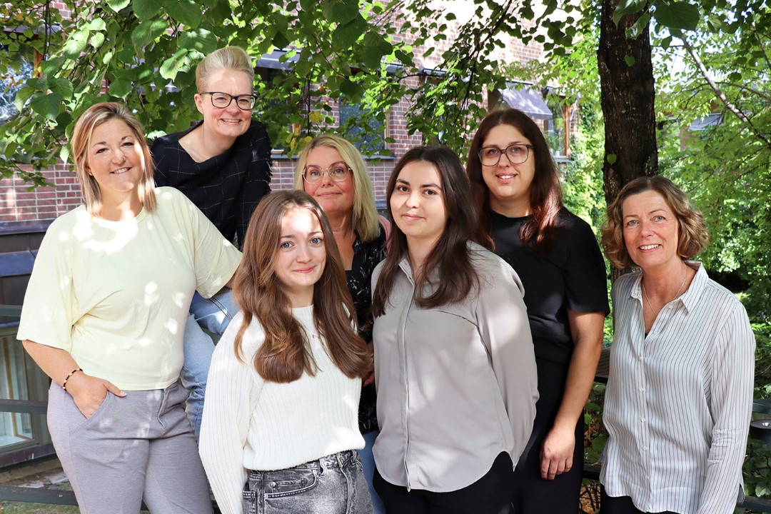 Foto p&aring; teamet fr&aring;n mj&ouml;lby, fr&aring;n v&auml;nster till h&ouml;ger, Josefine Johansson, Lis-Anna Engstrand (sittande p&aring; r&auml;cket), Daniella Lubkowitz, Annika Johansson (bakre raden), Nathalie Wahlbeck, Sofia Ekvall (bakre raden) och &Aring;sa Rundgren.