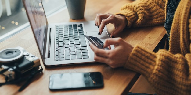 A person shopping in a web shop. Photo.