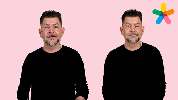 Lärare och hans avatar står bredvid varandra. 